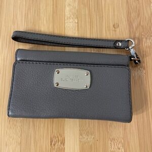 Michael Kors MK Fold Over Leather Cell IPhone Wristlet Wallet E-1508 Grey